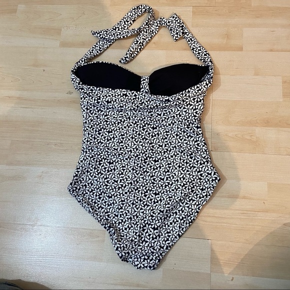 Nip Tuck Australia women’s black & white halter  swimsuit in size 6 - Picture 5 of 13